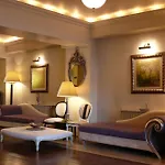 Arc De Triomphe Apartments
